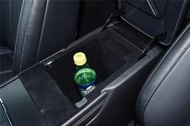 中央扶手箱空间