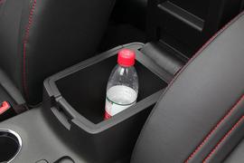 中央扶手箱空间