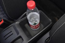 中央扶手箱空间