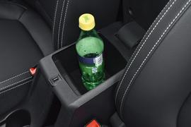 中央扶手箱空间