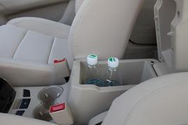 中央扶手箱空间