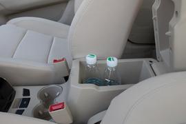 中央扶手箱空间