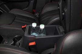 中央扶手箱空间