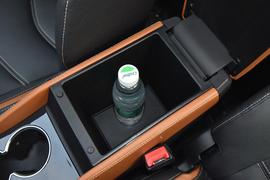 中央扶手箱空间