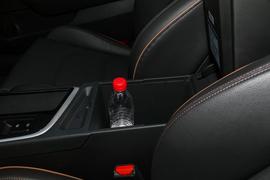 中央扶手箱空间