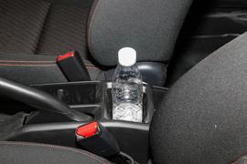 中央扶手箱空间