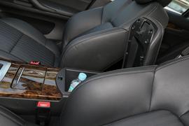 中央扶手箱空间