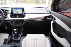 2018款宝骏360 1.5L 手动豪华型