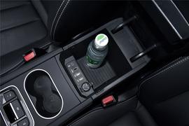 中央扶手箱空间