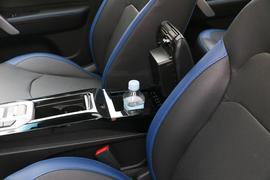 中央扶手箱空间