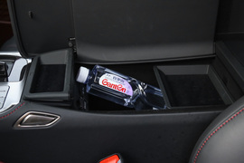 中央扶手箱空间