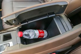 中央扶手箱空间