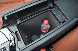 中央扶手箱空间