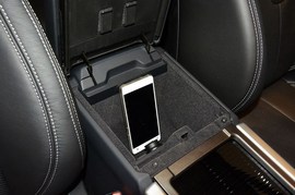 中央扶手箱空间