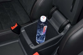 中央扶手箱空间