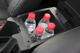 中央扶手箱空间