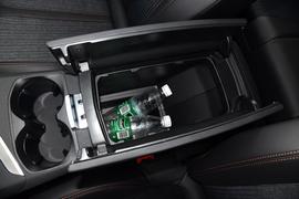 中央扶手箱空间