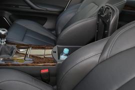 中央扶手箱空间