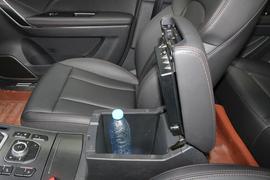 中央扶手箱空间