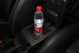 中央扶手箱空间