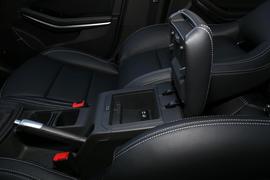 中央扶手箱空间