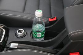 中央扶手箱空间