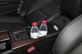 中央扶手箱空间