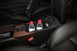 中央扶手箱空间