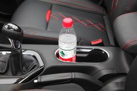 中央扶手箱空间