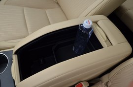 中央扶手箱空间