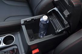 中央扶手箱空间