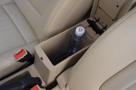 中央扶手箱空间