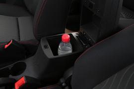 中央扶手箱空间