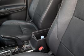 中央扶手箱空间