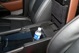 中央扶手箱空间