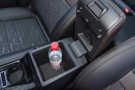 中央扶手箱空间