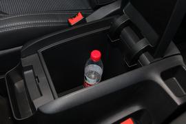 中央扶手箱空间