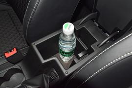 中央扶手箱空间