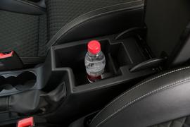 中央扶手箱空间