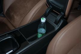 中央扶手箱空间