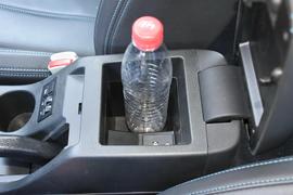 中央扶手箱空间