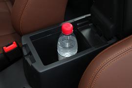 中央扶手箱空间