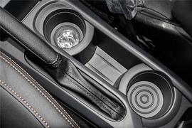 中央扶手箱空间