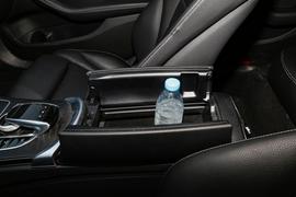 中央扶手箱空间