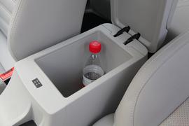 中央扶手箱空间