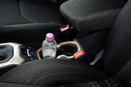 中央扶手箱空间