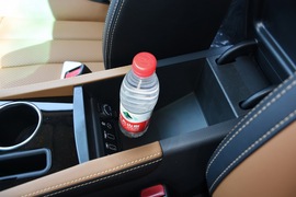 中央扶手箱空间