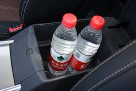 中央扶手箱空间
