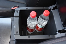 中央扶手箱空间