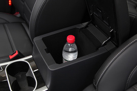 中央扶手箱空间